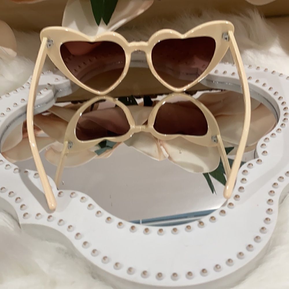 𝅺heart Sunglasses- Various Colors - Picture 5 of 5